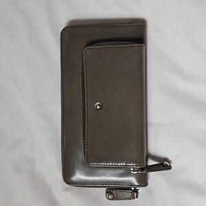 TODS PATENT LEATHER ZIP AROUND WALLET IN DARK GREY